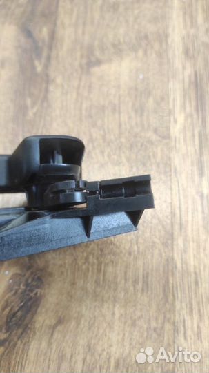 Крюк замка капота Skoda Rapid лифтбек 1.6 2015