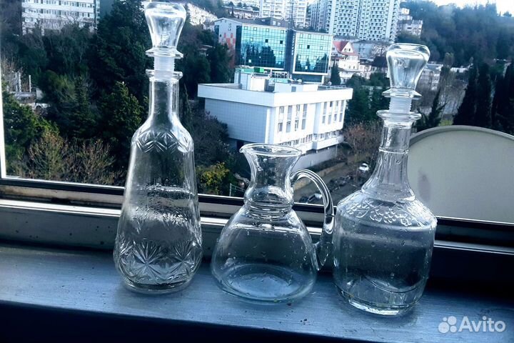 Стеклянные кружки, стопки, пепельница, графины