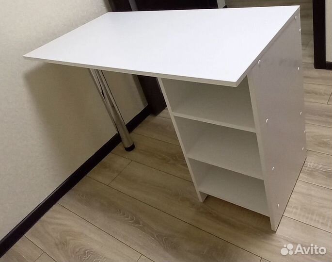 Маникюрный стол