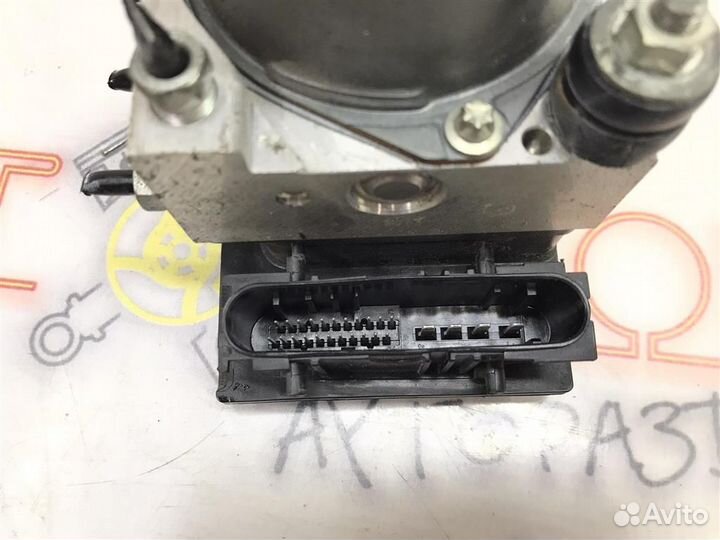 Блок ABS под капотом Nissan Qashqai (J10) 2006