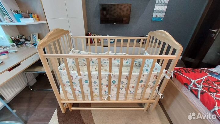 Детская кроватка с поперечным маятником