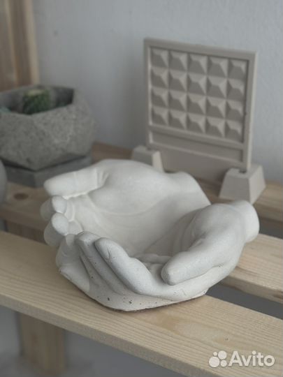 Руки Давида Кашпо Бетон