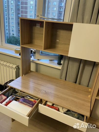 Рабочий стол с надстройкой и стеллажом