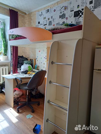 Детская кровать чердак со столом и шкафом