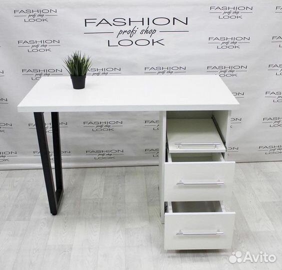 Маникюрный стол