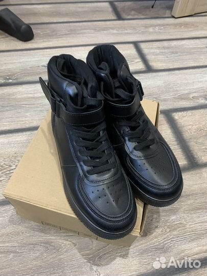 Кроссовки новые 40