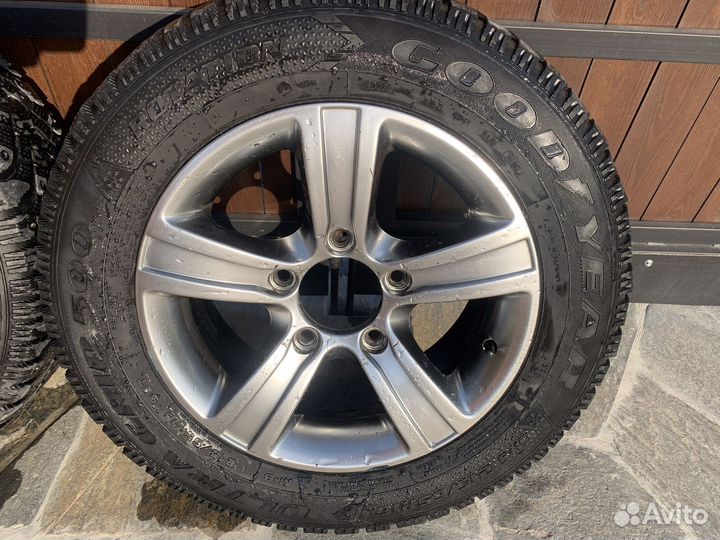 Goodyear UltraGrip 500 215/65 R16 98T