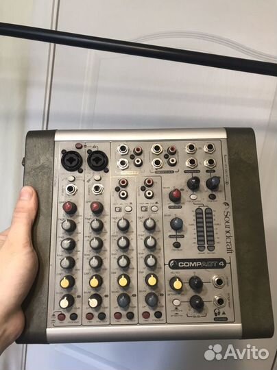 Микшерный пульт Soundcraft Compact 4