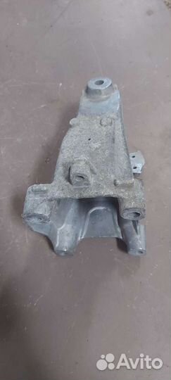 Кронштейн двигателя на Mercedes w204