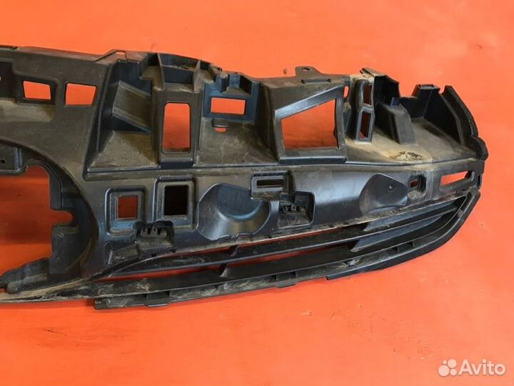 Решетка радиатора Toyota Prius ZVW55 2ZR-FXE 2016