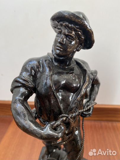 Старинная статуэтка