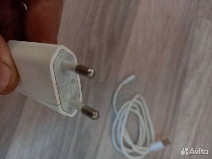 Зарядка и провод на iPhone