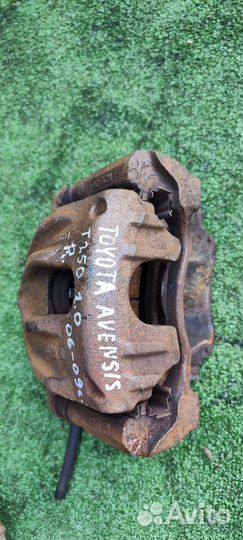 Передний правый суппорт Toyota Avensis T250