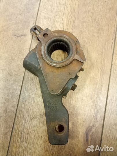 Тормозной рычаг (трещотка) левый задний Universe S