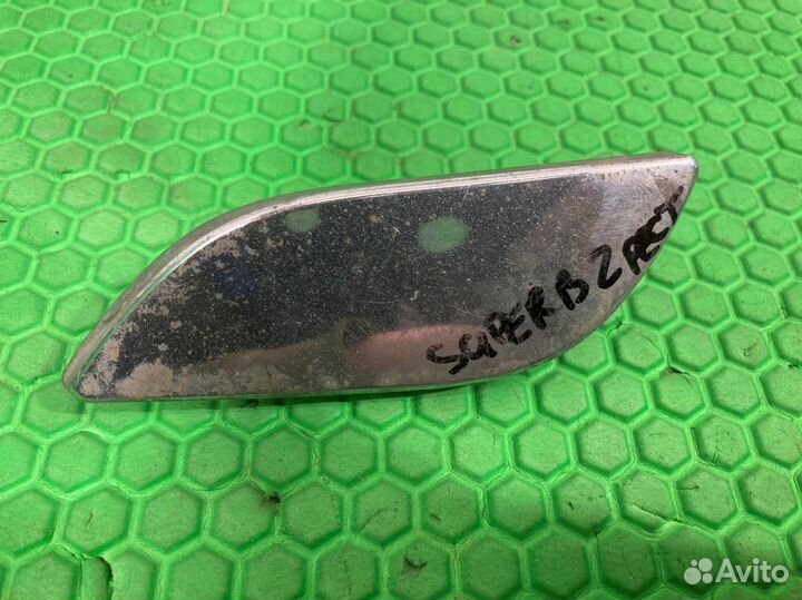 Крышка форсунки омывателя фар правая Skoda Superb