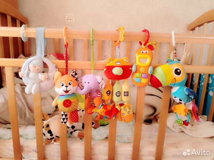 Игрушки на кровать