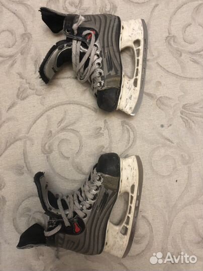 Коньки хоккейный bauer Канада размер 35