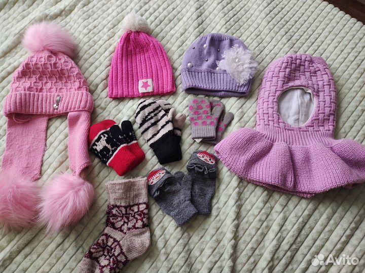 Шапки, варежки на возраст около 5-7 лет