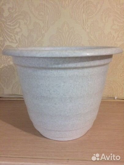 Большой цветочный горшок