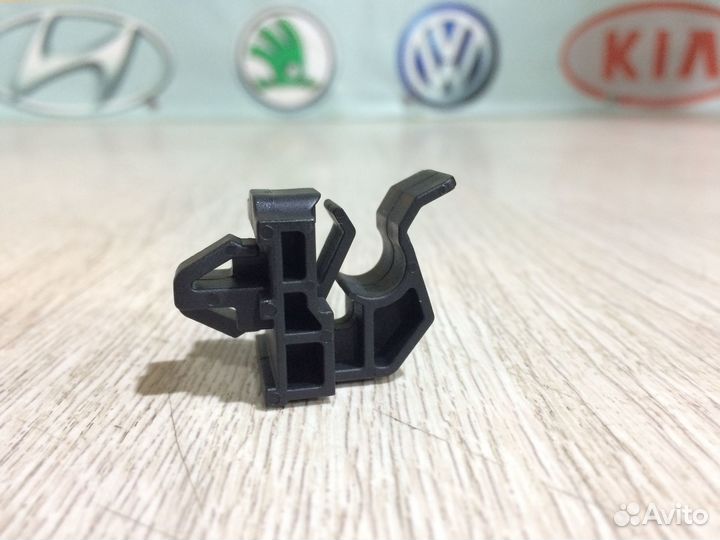 Фиксатор клипса упора штанги капота Солярис Рио 3