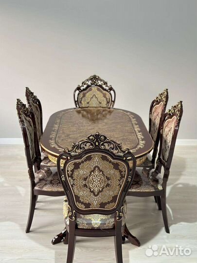 Кухонный стол и стулья в хорошем