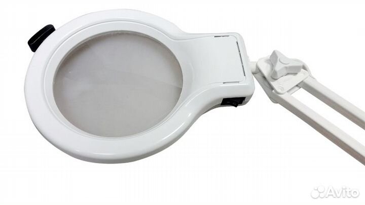 Светодиодный светильник с увеличительной линзой