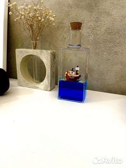 Корабль в жидкости, в стиле Ван Пис