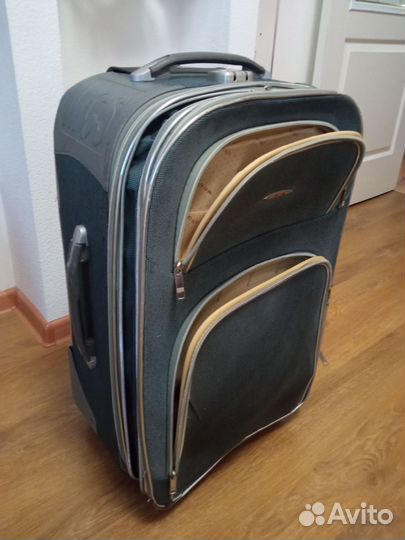 Чемодан на колесах размер m