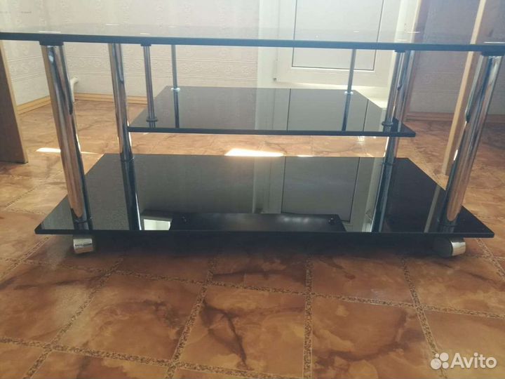 Стеклянная тумба под телевизор