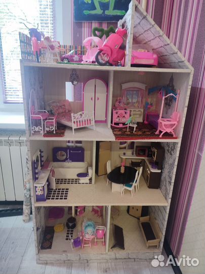 Большой кукольный домик с мебелью