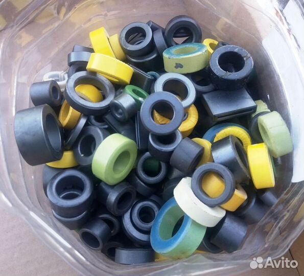 Ферритовое кольцо и цилиндр