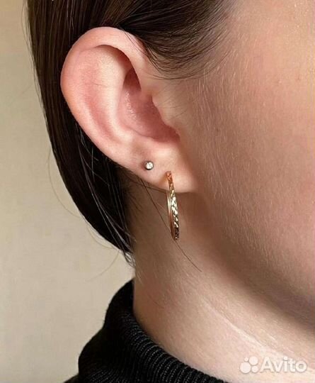 Прокалывание ушей пистолетом