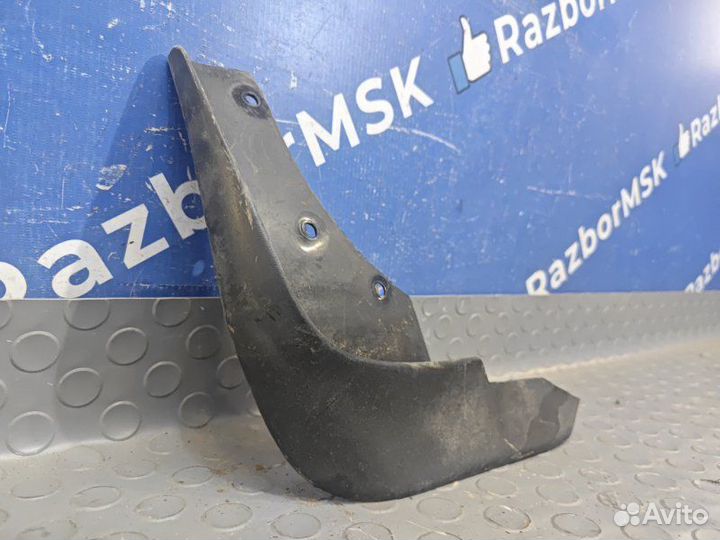 Брызговик передний левый Nissan Terrano