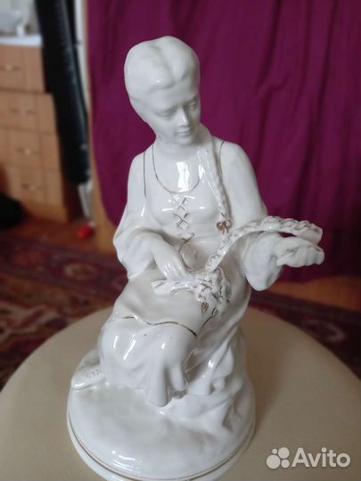 Статуэтка Девушка плетущая венок