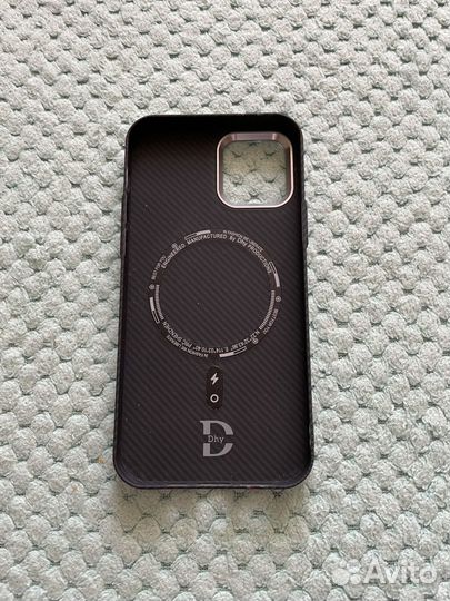 Карбоновый чехол на iPhone 12