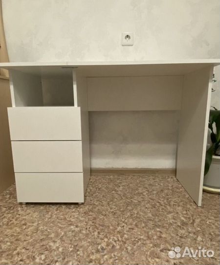 Письменный стол с ящиками и полкой