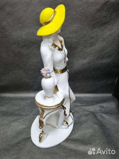 Статуэтка, фарфор. Высота 27 см
