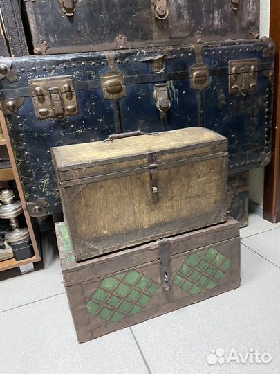 Старинные антикварные сундуки, чемоданы, ларцы