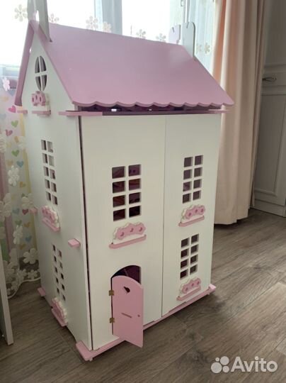 Кукольный домик с мебелью