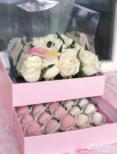 Клубничный набор с цветами