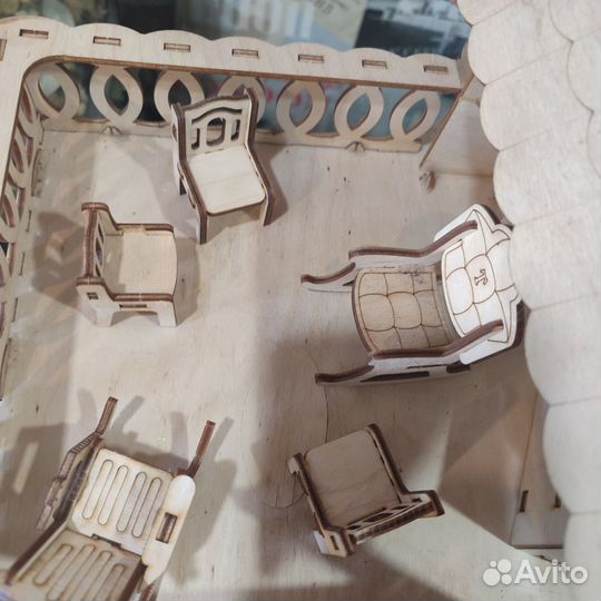 Большой кукольный домик с мебелью