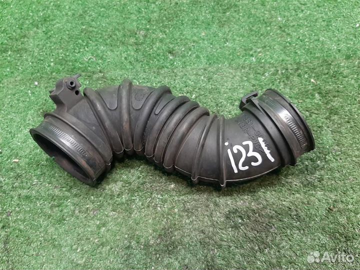 Патрубок воздушного фильтра Toyota Corolla E120 2