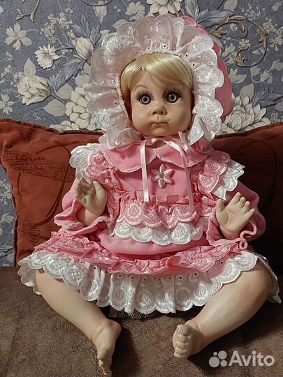 Кукла фарфоровая