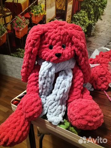 Большой плюшевый заяц