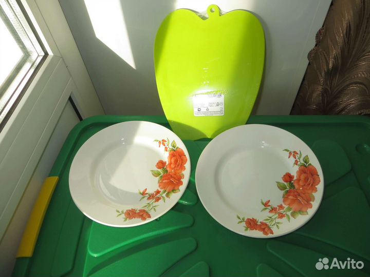 Посуда: тарелки, доска разделочная