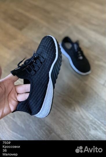 Кроссовки женские