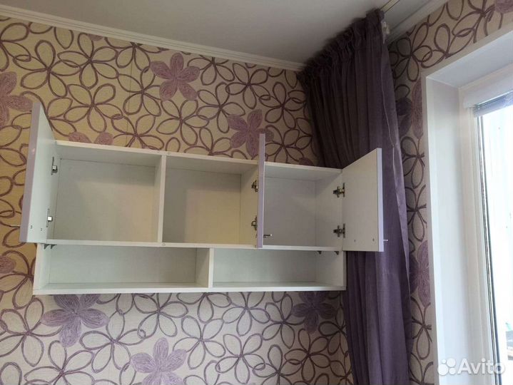 Письменный стол, навесные полки и распашной шкаф