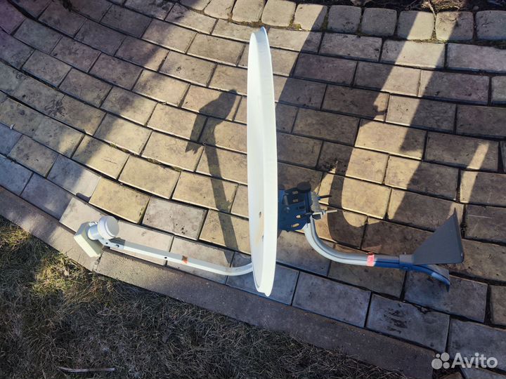 3 кронштейна, антенна, конвертер триколор