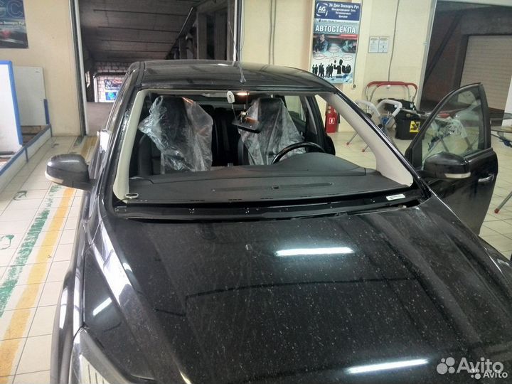 Лобовое стекло на Форд Фокус