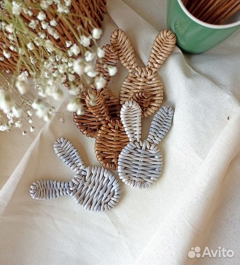 Украшения плетеные зайчики